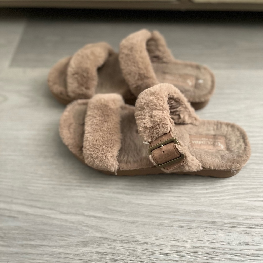 Koolaburra Tan Fuzzy Slippers